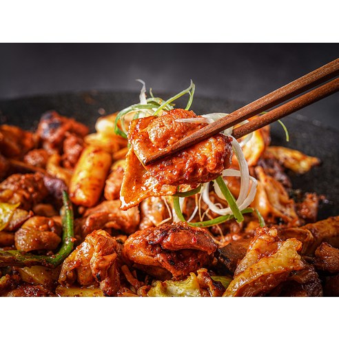 10분 만에 차려지는 마법, 통나무집 닭갈비 밀키트