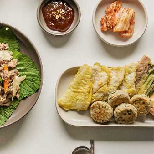 현대적이고 세련되며 다용성 있는 에라토 메이 타원 접시는 모든 식탁에 우아함과 편리함을 더합니다.