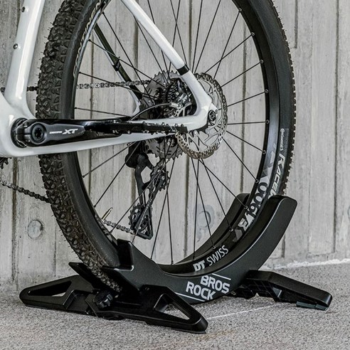 바퀴폭 조절식 자전거 주차 랙으로 편리하고 안전하게 자전거 주차