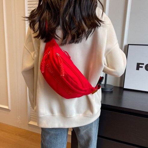 스타일과 실용성을 모두 갖춘 캔버스 꼬임 슬링백