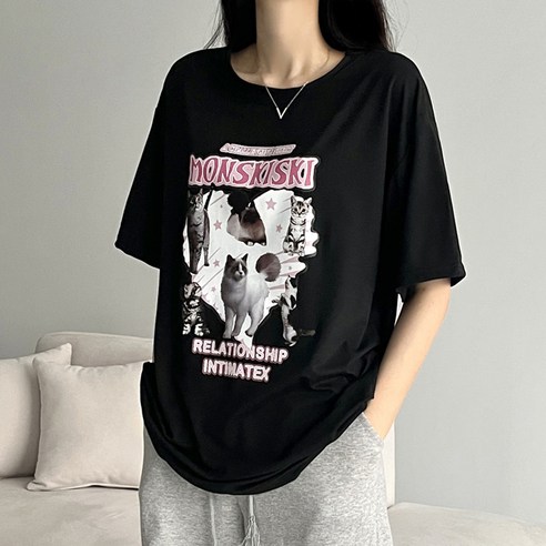 시크한 데일리룩을 완성시키는 고양이 프린팅 티셔츠 어나더뷰 1561