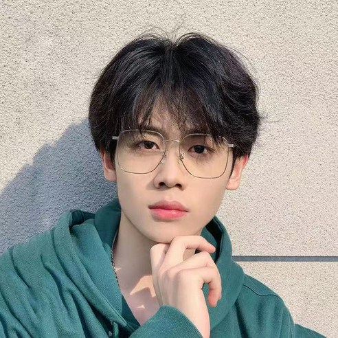 자연스러운 남성 가발로 자신감 넘치는 새로운 스타일을 완성하세요.