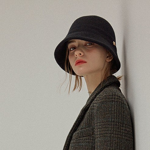 포근함과 스타일을 한 번에, 마스케라 엘버 울 버킷햇으로 완성하는 겨울 패션 마스케라버킷햇