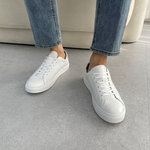 품격과 편안함의 조화: 남성용 화이트 소가죽 스니커즈