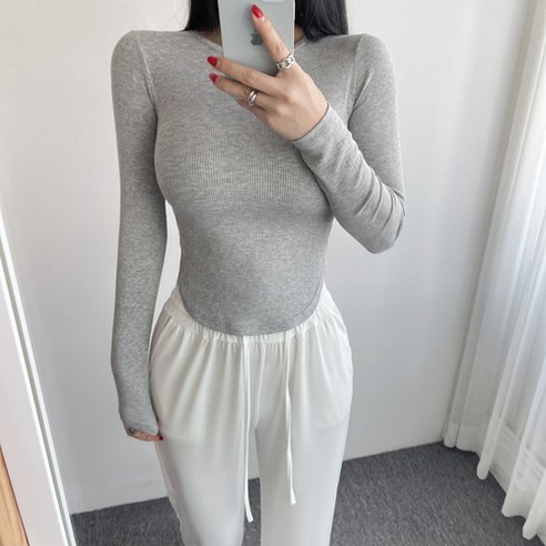 몸매를 돋보이게 하는 완벽한 핏과 스타일의 긴팔 티셔츠