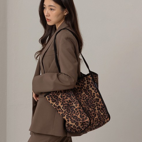 스타일과 실용성을 겸비한 레오파드 플라워 에코백