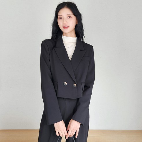 다목적성과 품질을 겸비한 스타일리시한 숏자켓 셋업 수트