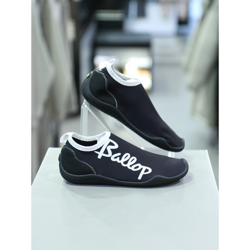 블랙의 매력과 편안함을 한데 모은 밸롭 어린이 아쿠아슈즈