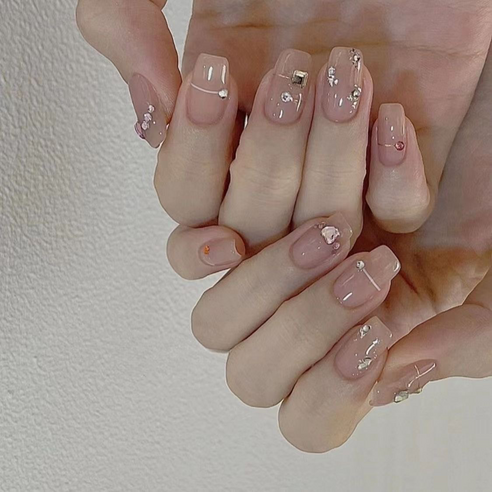 5분 만에 완성하는 네일아트, 곰손도 금손 되는 비법 공개! 인조손톱