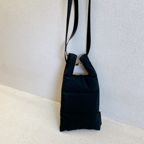 여성 가방 가을 겨울 새로운 한국어 인터넷 연예인 패션 레트로 다운 가방 간단한 어깨 휴대용 메신저 가방