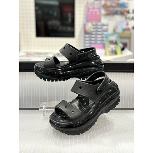 여름 스타일을 완성하는 궁극의 선택, 크록스 메가 크러쉬 샌들 블랙 크록스메가크러쉬