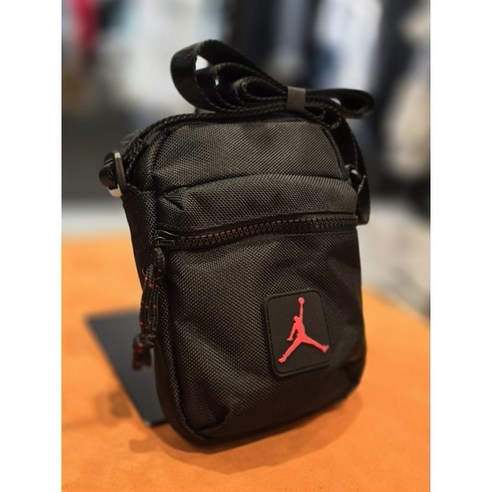 스타일과 실용성을 모두 갖춘 나이키키즈 조던 미니 크로스백