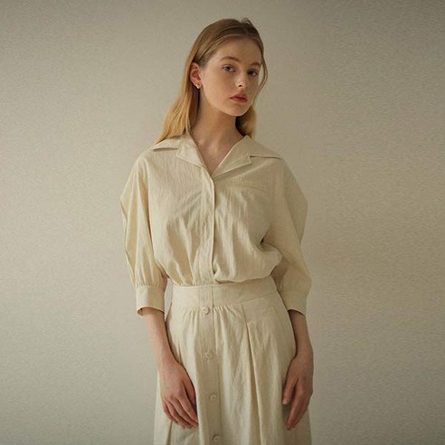 온앤온 소매 볼륨 오픈 카라 블라우스 NEW3MB106