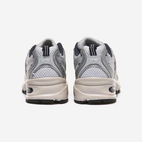 편안하고 다목적적인 New Balance 530 Steel Grey 스니커즈