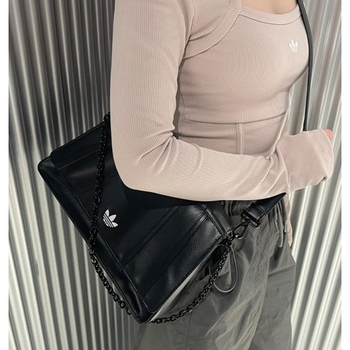 세련된 스타일과 기능성을 겸비한 아디다스 오리지널 숄더백