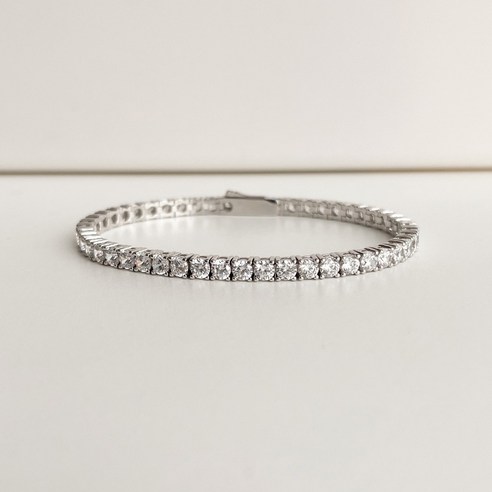 우아함과 품격을 더하는 실버 테니스팔찌