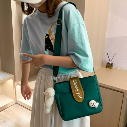 세련된 디자인과 실용성을 겸비한 데일리 미니백