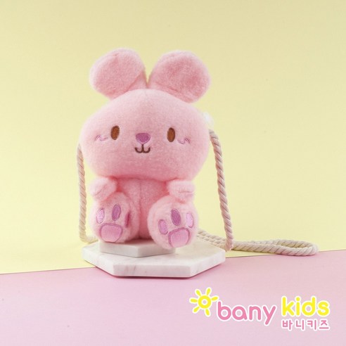 사랑스러운 토끼와 함께하는 아이의 특별한 외출