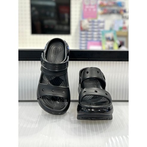 여름 스타일을 완성하는 궁극의 선택, 크록스 메가 크러쉬 샌들 블랙