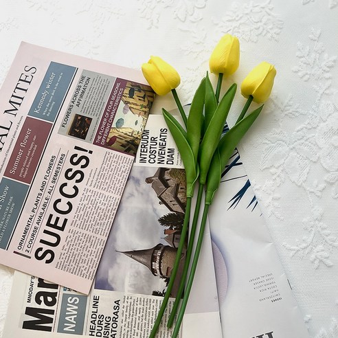 봄맞이 조화꽃다발과 골드 화병으로 집에 봄의 기운을 불어넣으세요.