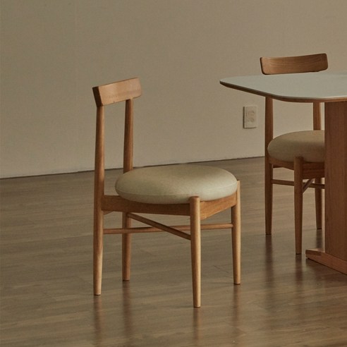 편안함과 스타일이 결합된 라움에스알 볼륨 원목 쿠션 식탁의자