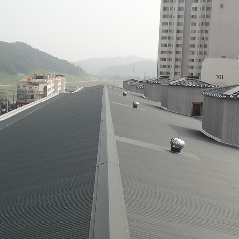 SLATE roofing construction with [HN메탈릭] S골 칼라강판, the ideal choice for a sturdy and insulated roof.