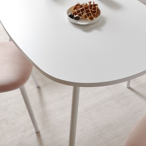 좁은 공간을 넓고 화사하게 만들어주는 쉬얼 타원형 화이트 식탁