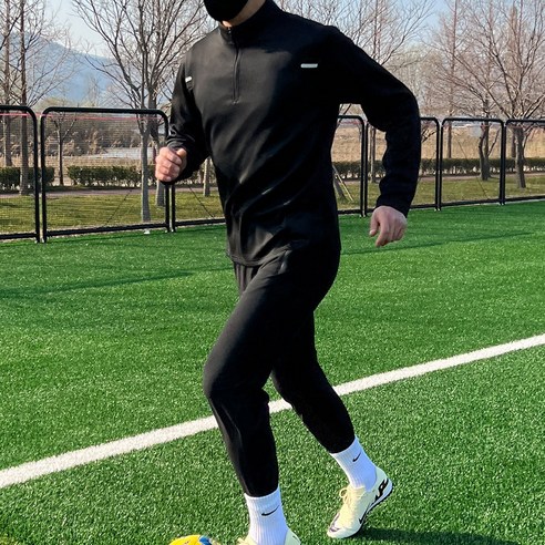 축구 선수의 퍼포먼스를 극대화하도록 설계된 프리미엄 축구 하프집업 트랙탑