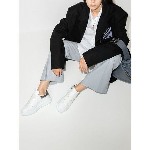 여름날의 은빛 유혹, 알렉산더 맥퀸 오버사이즈 메탈릭 가죽 스니커즈