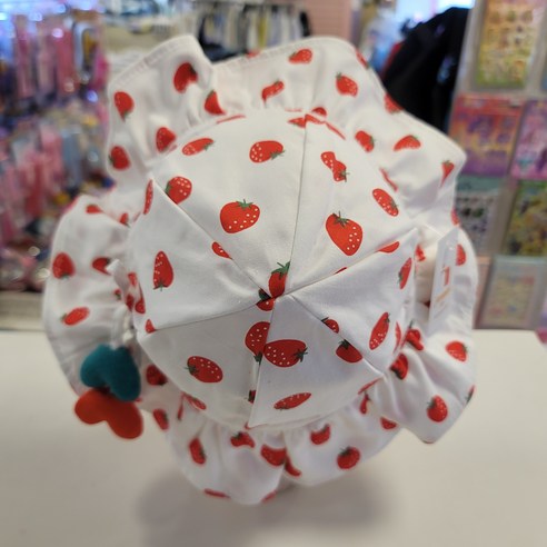 사랑스러움과 안전함을 담은 딸기 프릴 보넷