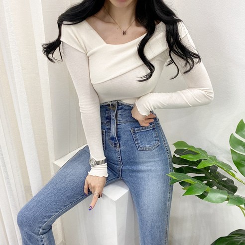 스트릿제이 슬림 알프 사선 오프 긴팔 티셔츠는 여성미를 가득 담은 스판 소재의 슬림핏 티셔츠입니다.