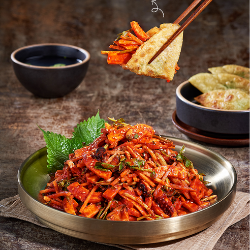 캠핑의 밤, 똘똘이 무침회 오징어 회무침으로 미식 경험을 더하다.