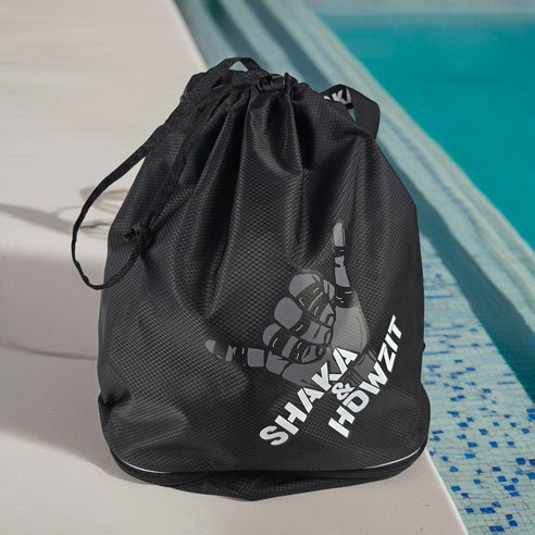 편리하고 내구성 있는 샤카 앤 하우짓 스포츠 스트링백팩으로 운동 필수품을 쉽고 편안하게 운반하세요.