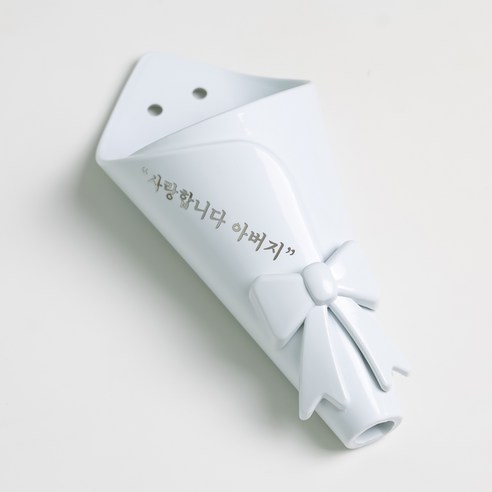 좁은 공간에도 변치 않는 사랑을 전하는 벽 부착식 납골당 꽃병