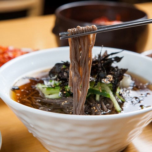 쫄깃한 면발과 깊은 육수의 풍미, 귀빈정 생 메밀소바로 시원한 여름을!
