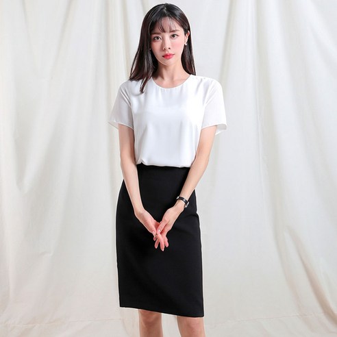 면접에서 성공을 위한 고급스럽고 세련된 고급 흰 블라우스