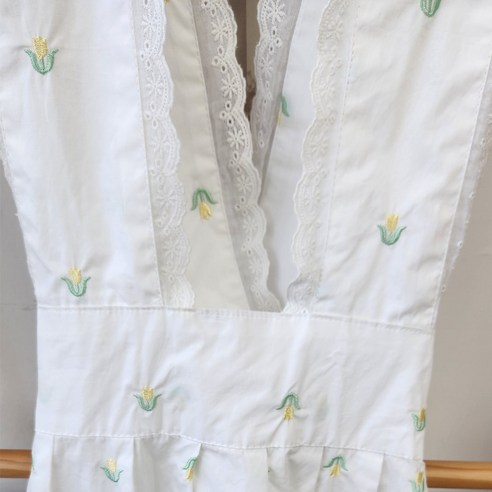 사랑스러움이 피어나는 튤립 자수 레이스 프릴 앞치마, 당신의 주방에 봄을 선물하세요.