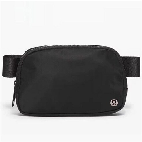 룰루레몬 Everywhere Belt Bag는 방수 소재의 다용도 힙색이며, 내부와 외부 포켓을 갖추고 조절 가능한 스트랩이 특징입니다.