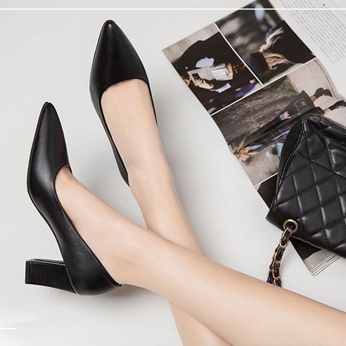 "오늘 뭐 신지?" 출근길 10분 단축시켜줄 마법의 블랙 펌프스 뾰족달팽이