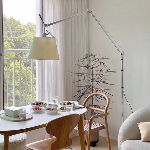 공간에 예술을 더하다: 아르떼미데 톨로메오 메가 플로어 장스탠드 조명 아르떼미데톨로메오