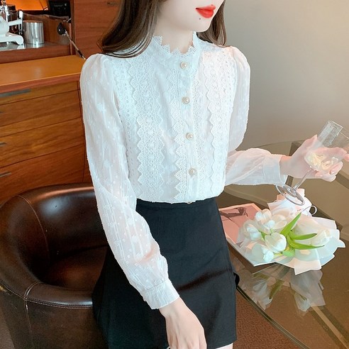 은은한 빤짝이로 우아함을 완성하는 모니따제이 레이스 블라우스