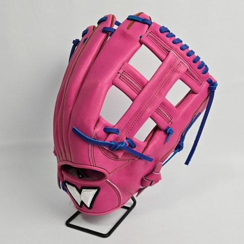 핑크빛 꿈을 담아 넓은 외야를 누비다, WE 위 외야 글러브