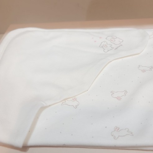 사랑스러운 토끼 후드 속싸개로 우리 아기에게 포근함을 선물하세요.