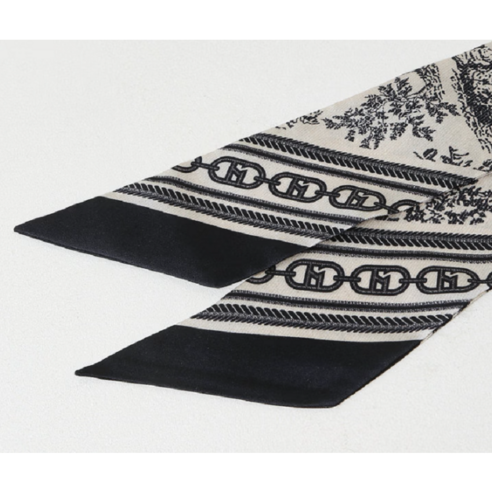 우아함을 더하는 실크 스카프