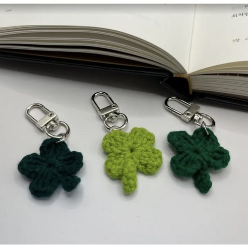 행운을 손에 쥐다: 네잎클로버 손뜨개 키링