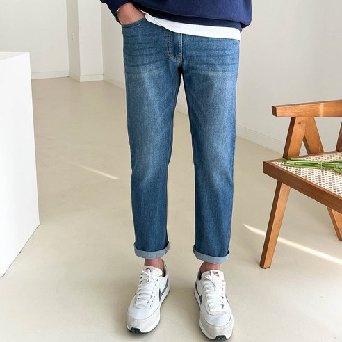 편안하고 세련된 블랙 데님 팬츠로 캐주얼한 룩에 자신감을 더하세요.