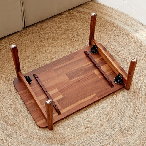 현대적인 디자인과 실용성을 갖춘 우디홈 원목 접이식 좌식 테이블