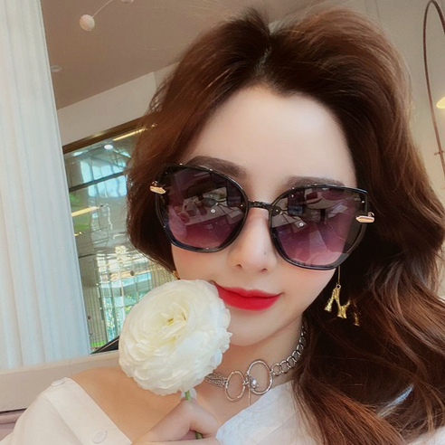 스타일리시한 디자인과 자외선 차단, 편리한 착용감을 갖춘 TOLOONG 여성 패션 선글라스