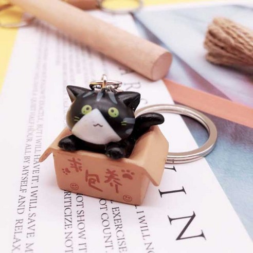 마음을 사로잡는 사랑스러움, 고양이 박스 캐릭터 키링으로 일상에 행복을 더하세요.