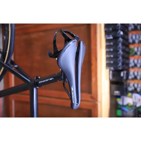 크리커 안장 물통 거치대: 라이딩 중 수분 보충과 장비 장착을 위한 필수품